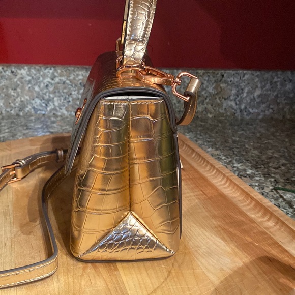 💕🌟Sondra Roberts Crocodile Textured Crossbody, Metallic Rose Gold - Picture 5 of 16